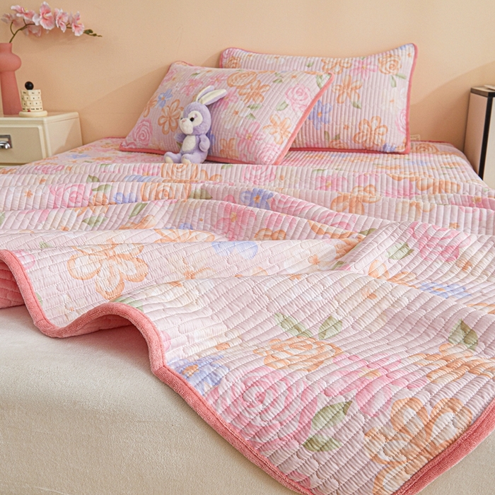 91家纺网 家纺一手货源 找家纺 金艾草 2025新款A版全棉印花B版加厚牛奶绒单件棉加绒床盖三件套榻榻米垫 兰香语-粉色