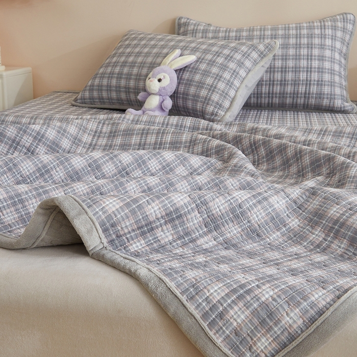 91家纺网 家纺一手货源 找家纺 金艾草 2025新款A版全棉印花B版加厚牛奶绒单件棉加绒床盖三件套榻榻米垫 时光灰-绒