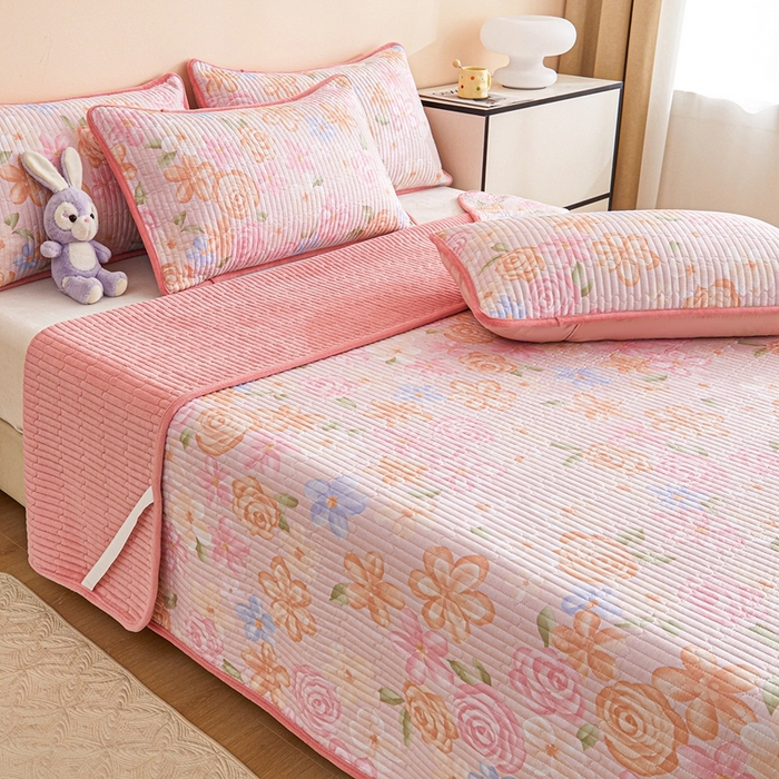 91家纺网 家纺一手货源 找家纺 金艾草 2025新款A版全棉印花B版加厚牛奶绒单件棉加绒床盖三件套榻榻米垫 兰香语-粉色