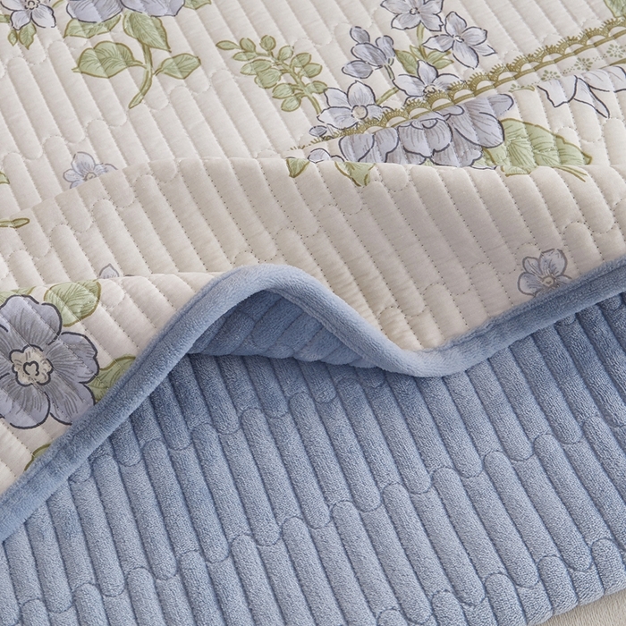 91家纺网 家纺一手货源 找家纺 金艾草 2025新款A版全棉印花B版加厚牛奶绒单件棉加绒床盖三件套榻榻米垫 风之恋