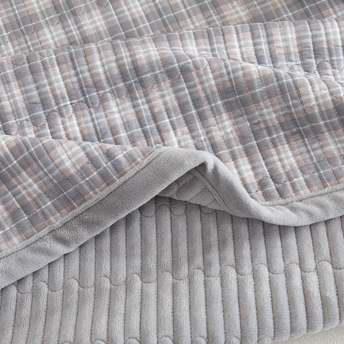 91家纺网 家纺一手货源 找家纺 金艾草 2025新款A版全棉印花B版加厚牛奶绒单件棉加绒床盖三件套榻榻米垫 时光灰-绒