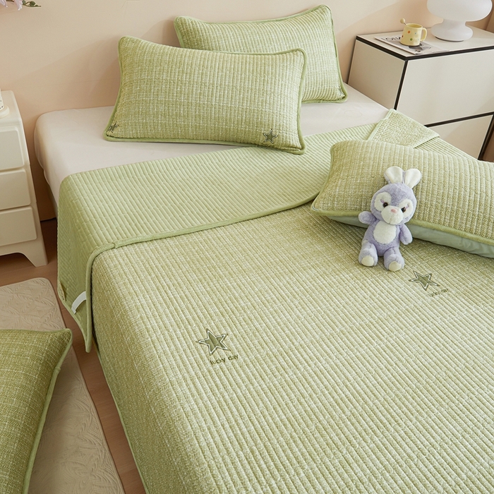 91家纺网 家纺一手货源 找家纺 金艾草 2025新款A版全棉印花B版加厚牛奶绒单件棉加绒床盖三件套榻榻米垫 五角星-绿色