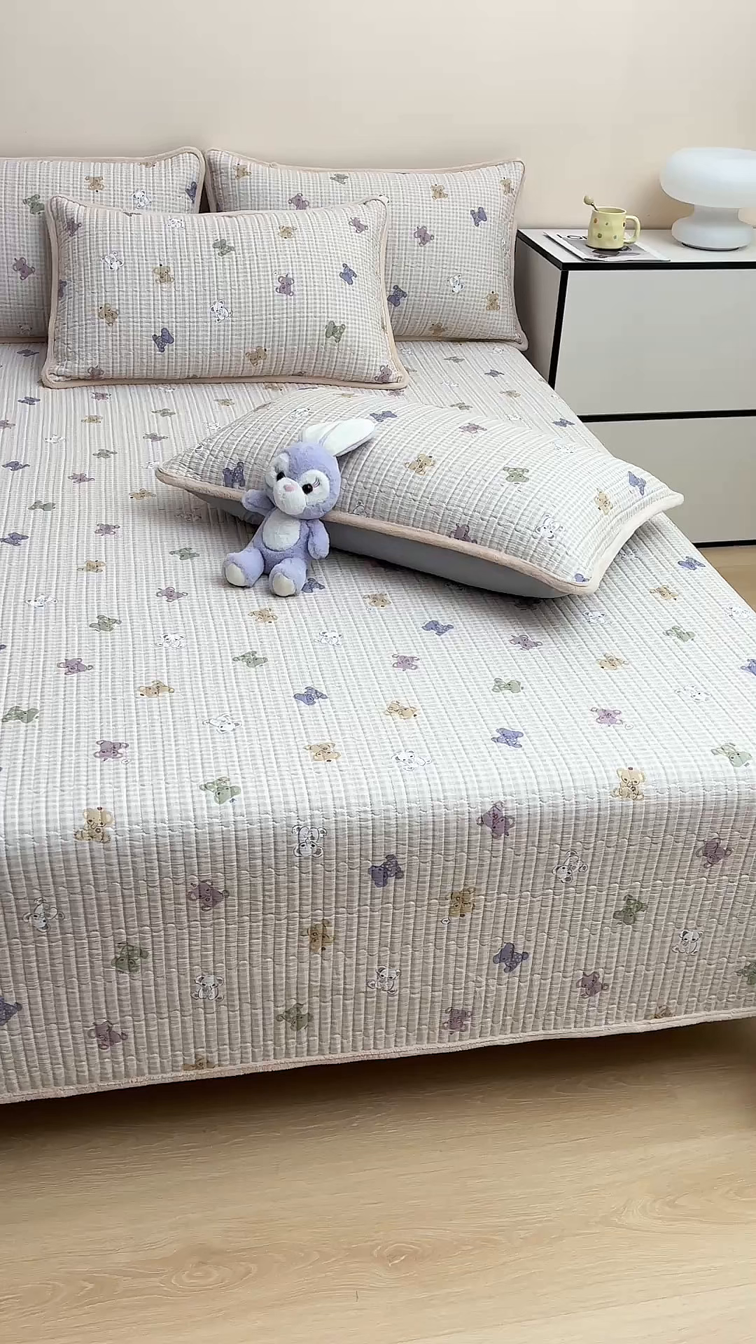 91家纺网 家纺一手货源 找家纺 金艾草 2025新款A版全棉印花B版加厚牛奶绒单件棉加绒床盖三件套榻榻米垫 咖色-字母