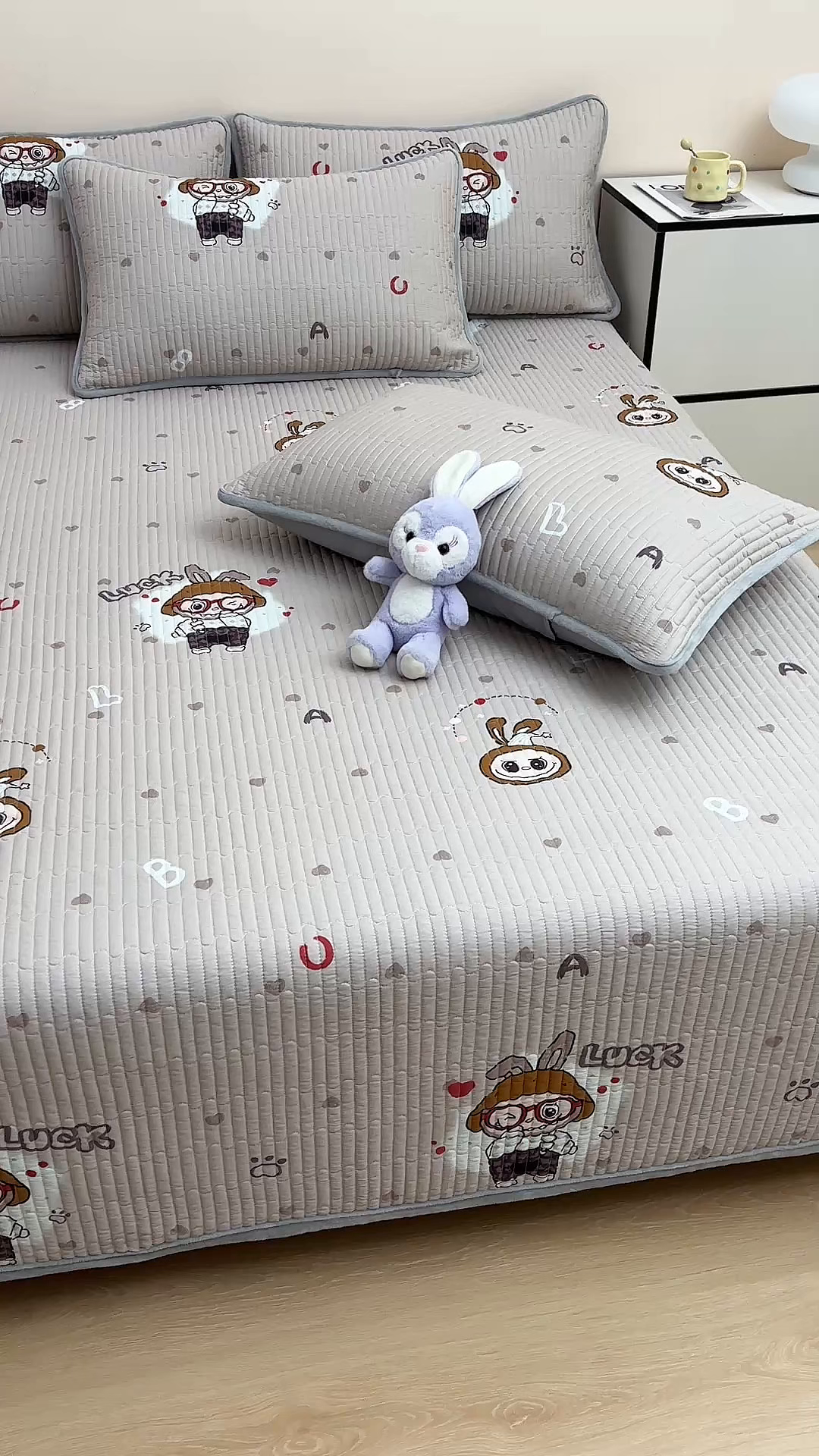 91家纺网 家纺一手货源 找家纺 金艾草 2025新款A版全棉印花B版加厚牛奶绒单件棉加绒床盖三件套榻榻米垫 拉布布-灰