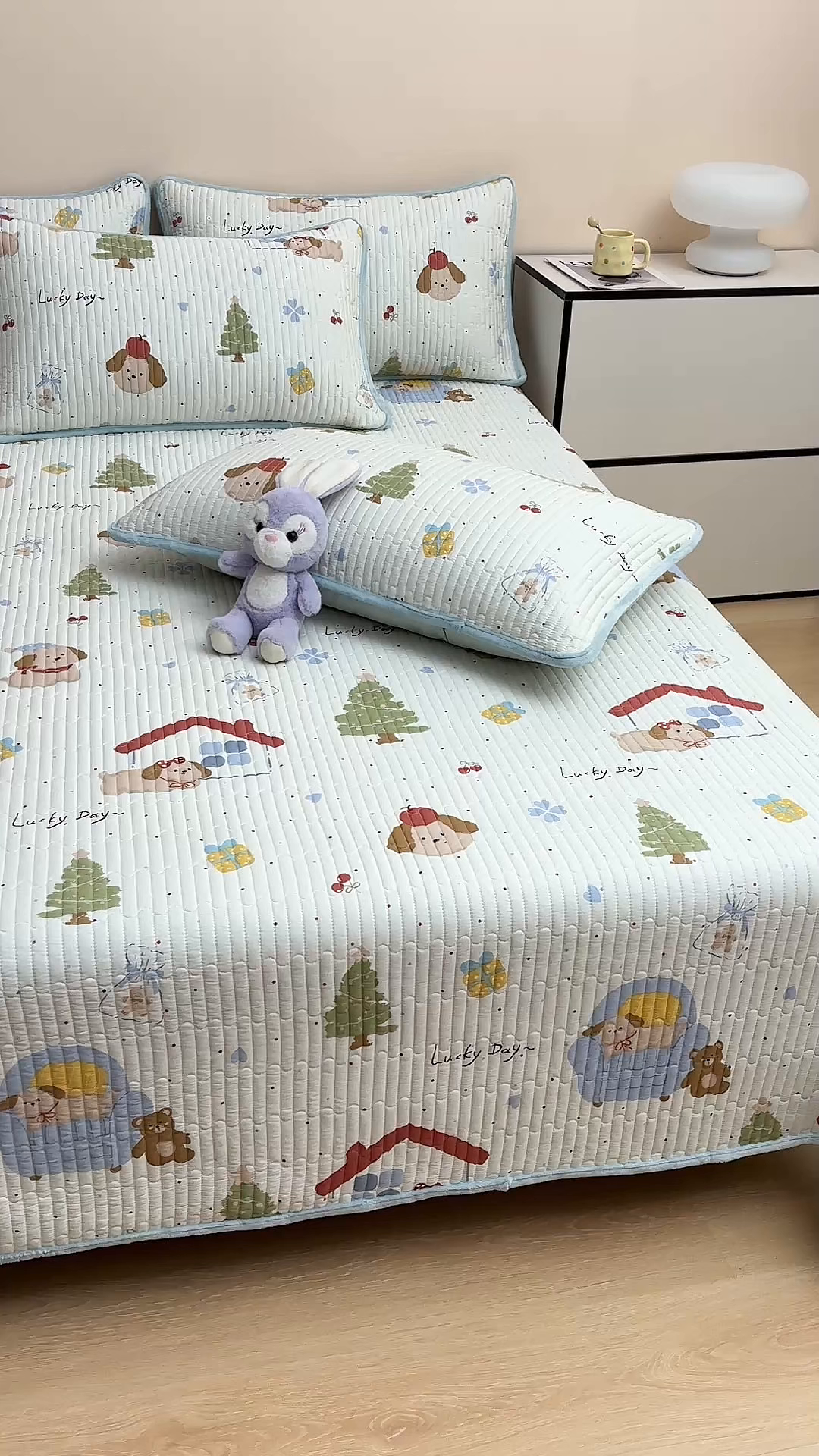 91家纺网 家纺一手货源 找家纺 金艾草 2025新款A版全棉印花B版加厚牛奶绒单件棉加绒床盖三件套榻榻米垫 浪漫小屋