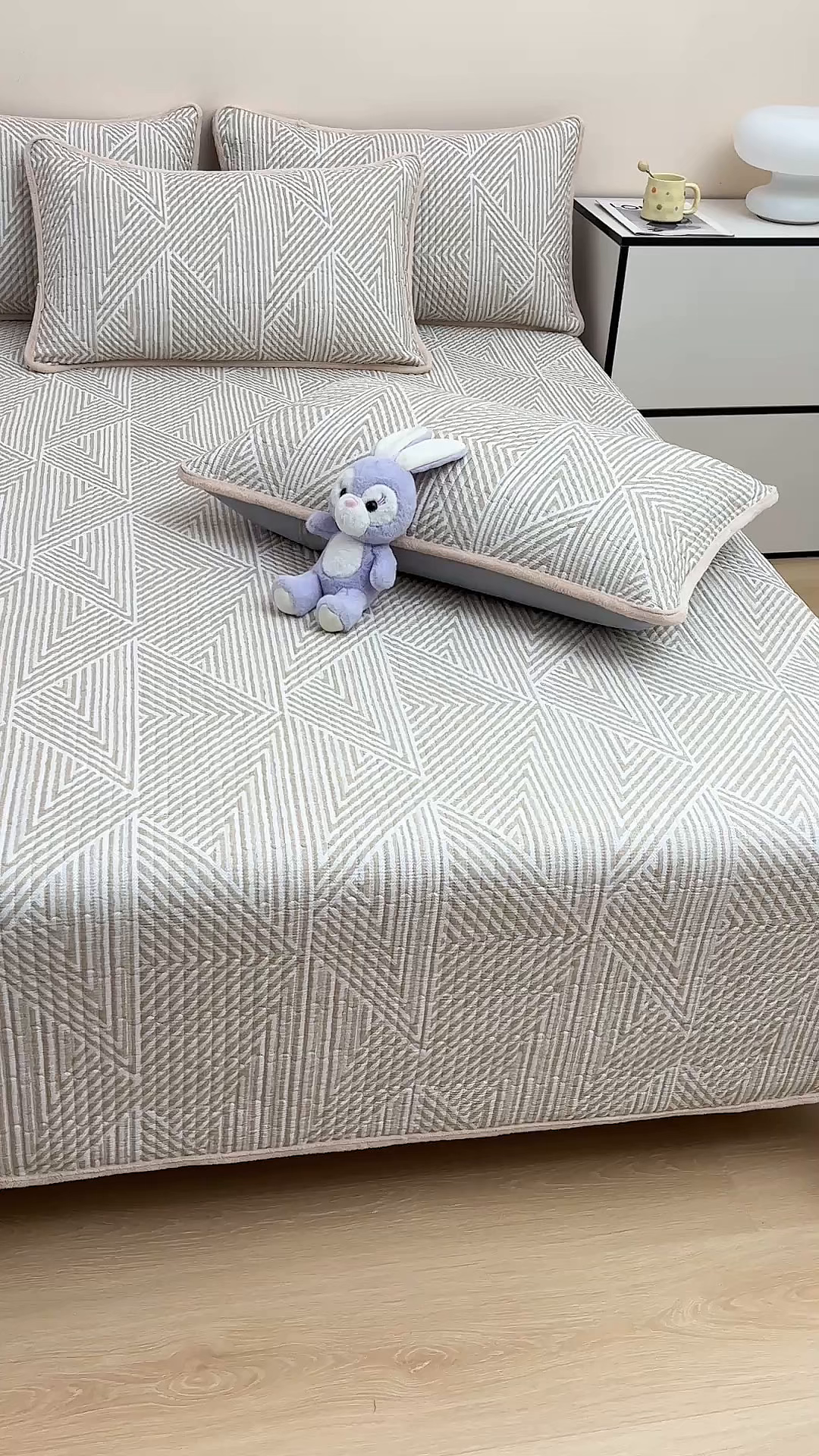 91家纺网 家纺一手货源 找家纺 金艾草 2025新款A版全棉印花B版加厚牛奶绒单件棉加绒床盖三件套榻榻米垫 卢卡斯