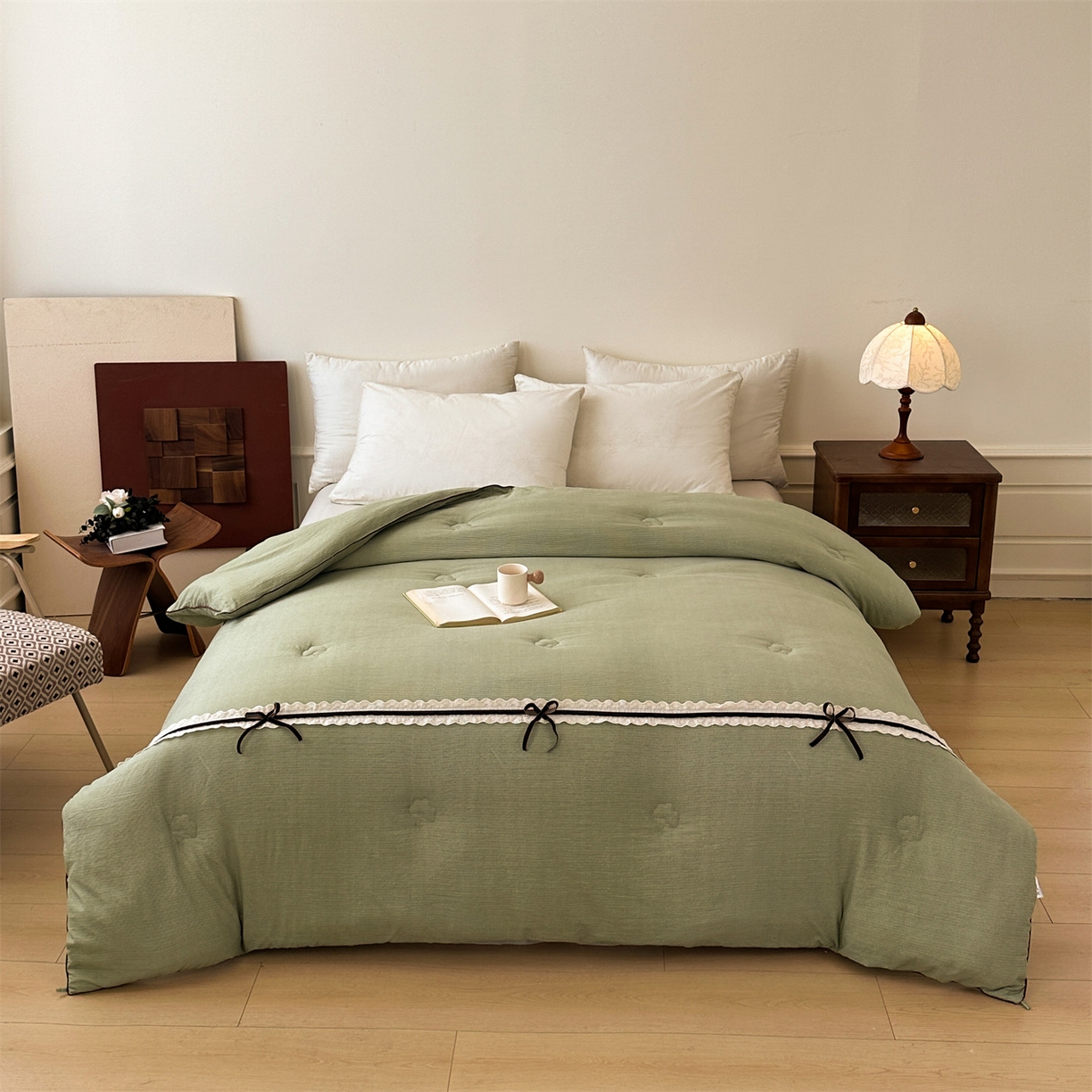 91家纺网 家纺一手货源 找家纺 梵蒂莎 2025新款花边蝴蝶结棉花被（场景1）素简蝶梦秋冬被四季被子被芯 素简蝶梦-果绿