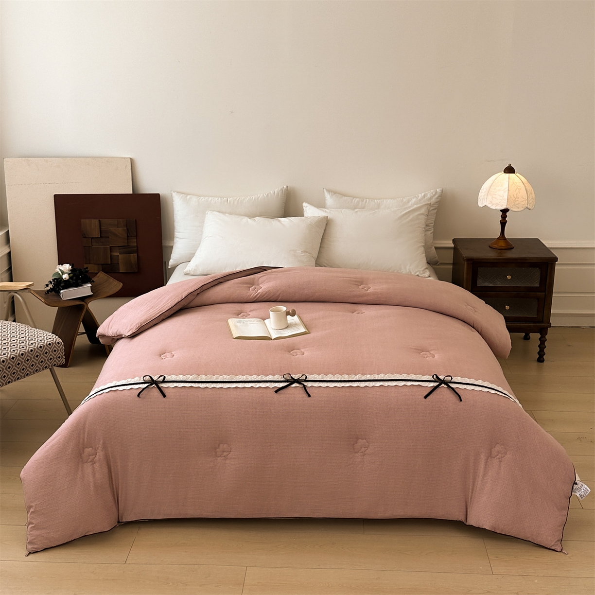 91家纺网 家纺一手货源 找家纺 （总）梵蒂莎 2025新款花边蝴蝶结棉花被（场景1）素简蝶梦秋冬被四季被子被芯