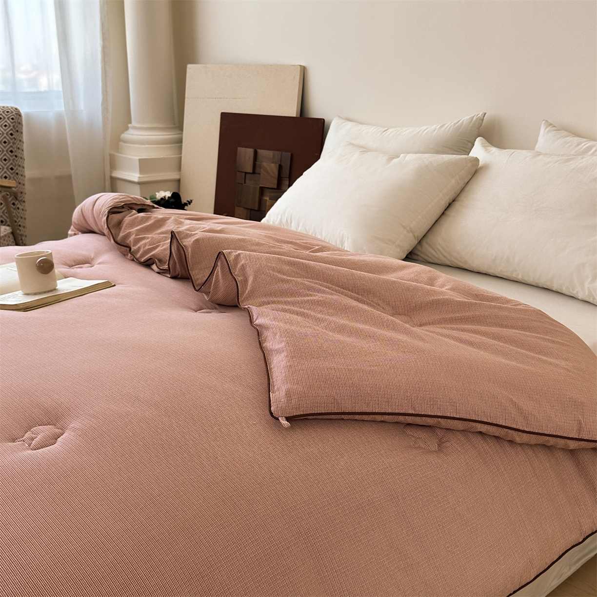 91家纺网 家纺一手货源 找家纺 （总）梵蒂莎 2025新款花边蝴蝶结棉花被（场景1）素简蝶梦秋冬被四季被子被芯