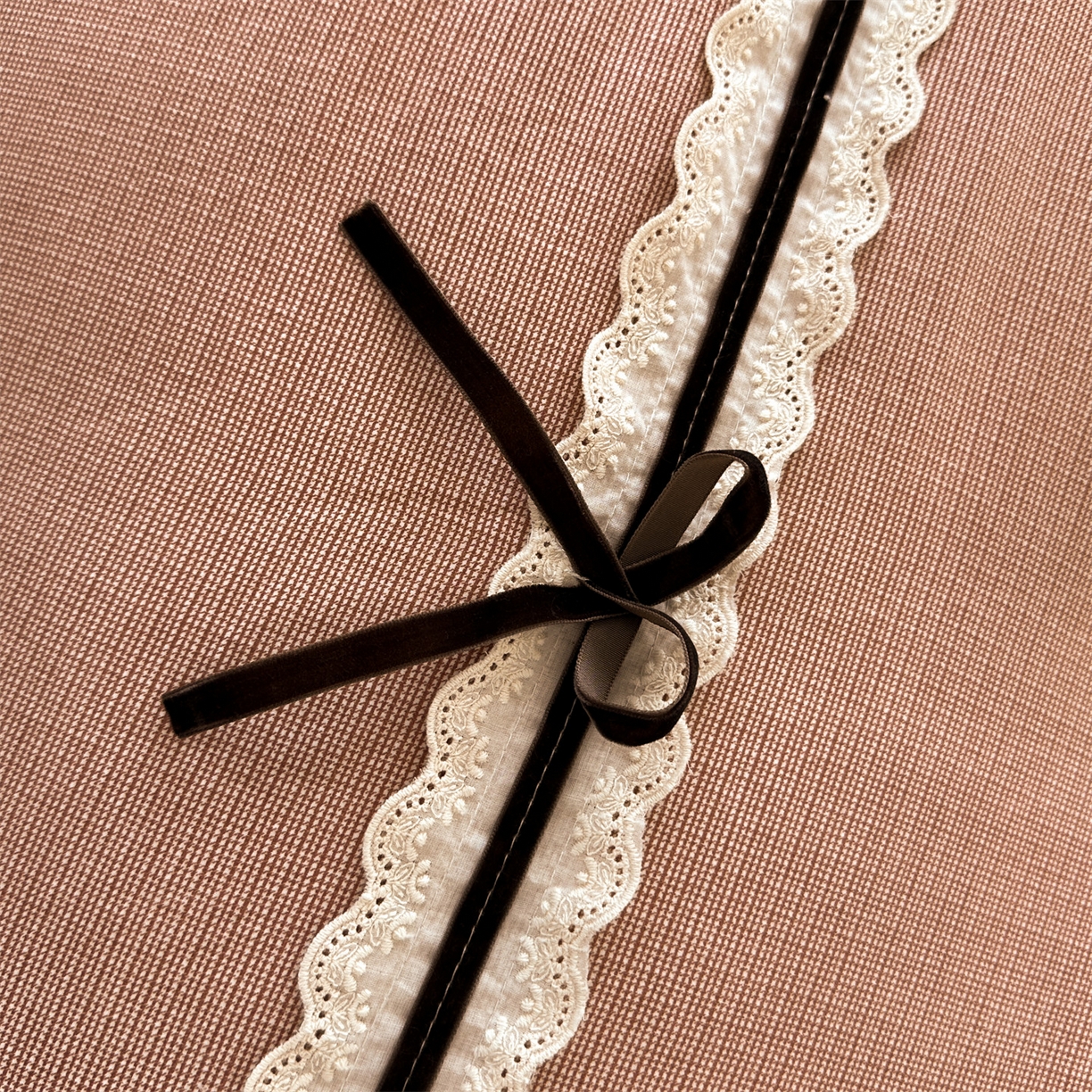 91家纺网 家纺一手货源 找家纺 梵蒂莎 2025新款花边蝴蝶结棉花被（场景1）素简蝶梦秋冬被四季被子被芯 素简蝶梦-桃粉