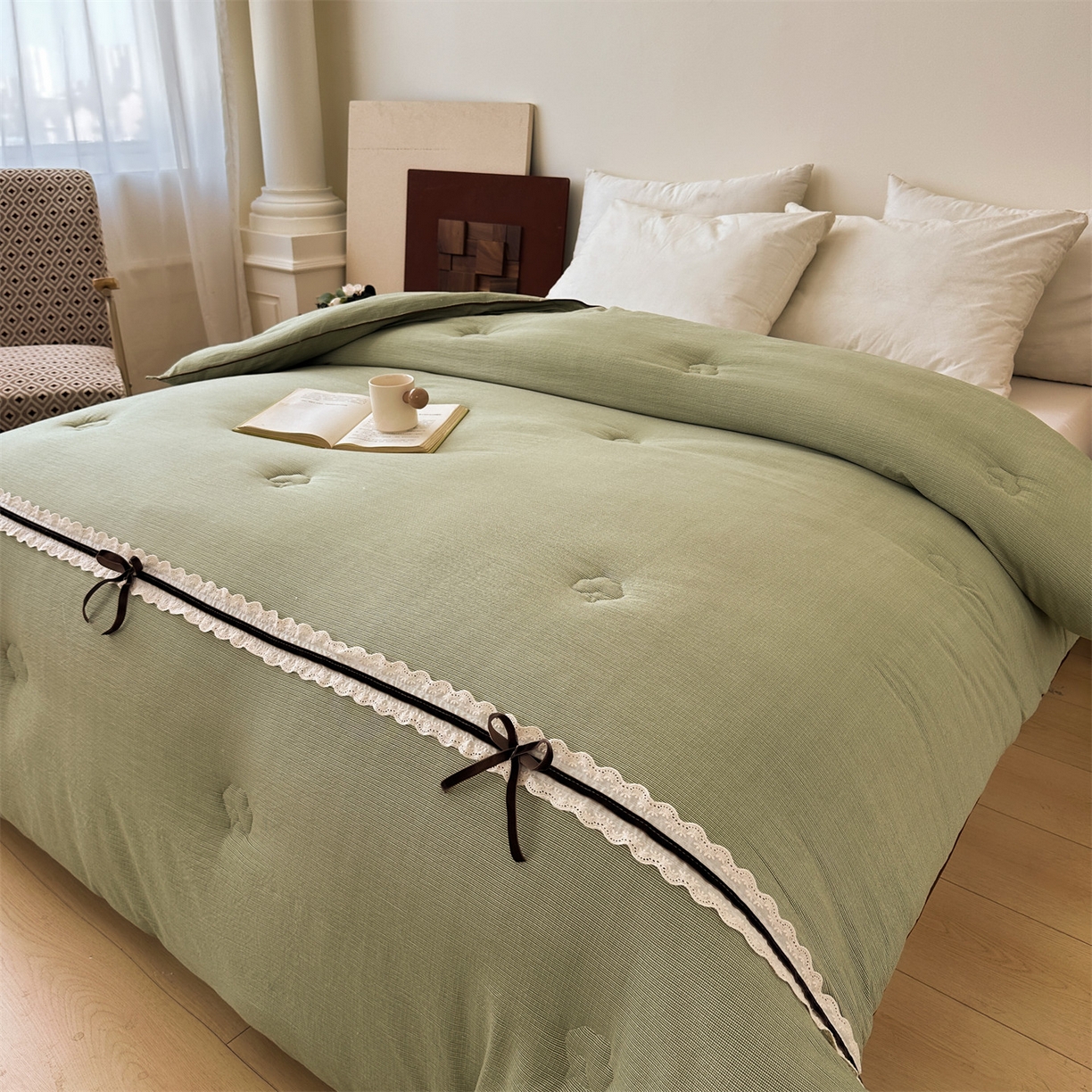 91家纺网 家纺一手货源 找家纺 梵蒂莎 2025新款花边蝴蝶结棉花被（场景1）素简蝶梦秋冬被四季被子被芯 素简蝶梦-果绿