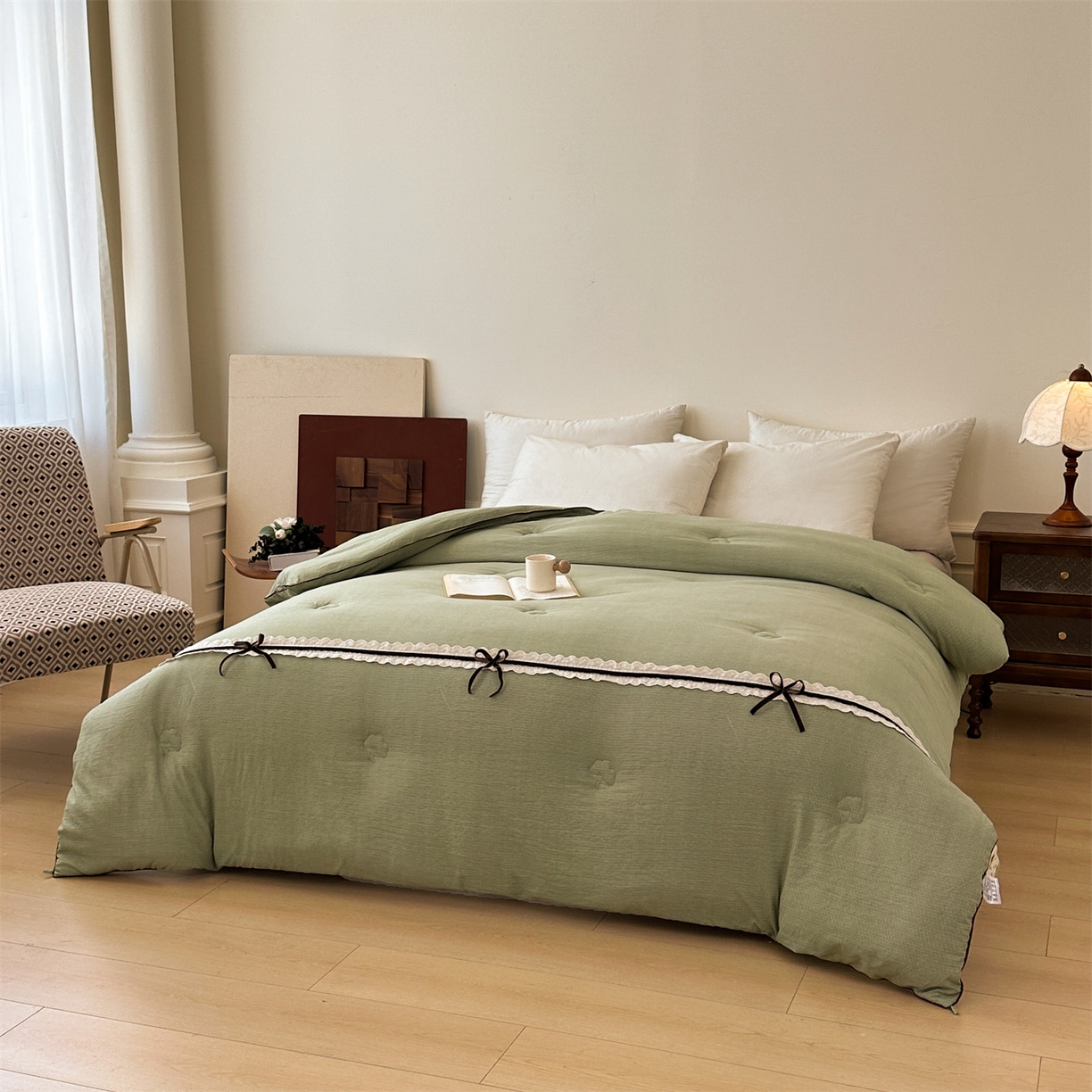 91家纺网 家纺一手货源 找家纺 梵蒂莎 2025新款花边蝴蝶结棉花被（场景1）素简蝶梦秋冬被四季被子被芯 素简蝶梦-果绿