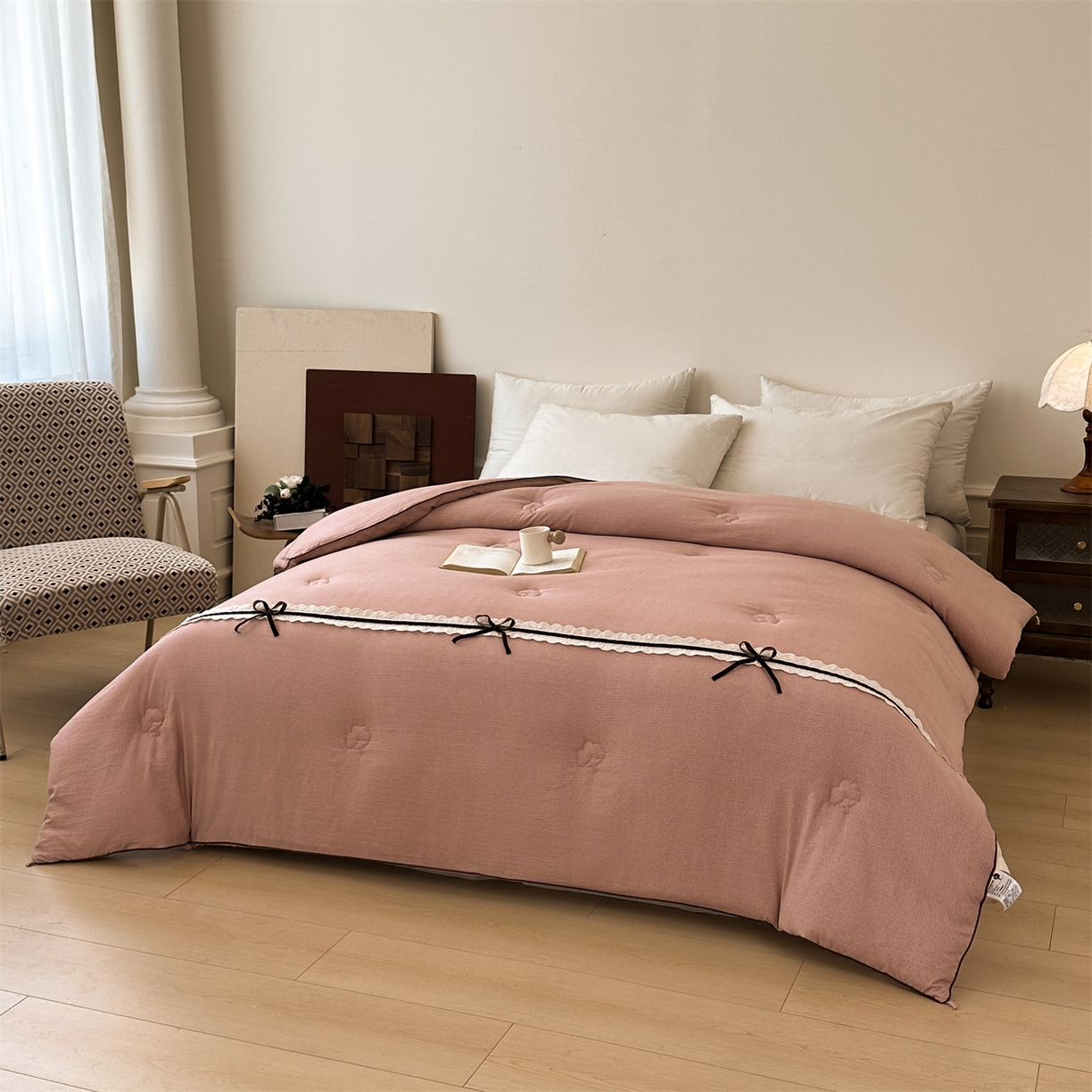 91家纺网 家纺一手货源 找家纺 梵蒂莎 2025新款花边蝴蝶结棉花被（场景1）素简蝶梦秋冬被四季被子被芯 素简蝶梦-桃粉