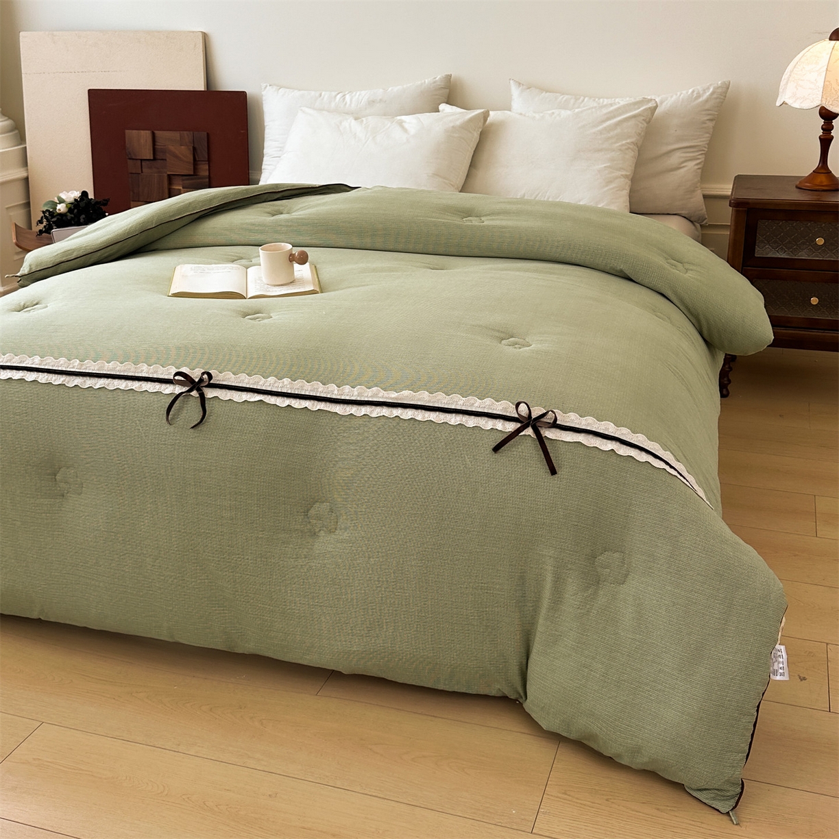 91家纺网 家纺一手货源 找家纺 梵蒂莎 2025新款花边蝴蝶结棉花被（场景1）素简蝶梦秋冬被四季被子被芯 素简蝶梦-果绿
