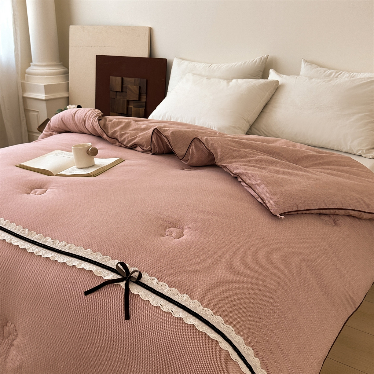 91家纺网 家纺一手货源 找家纺 （总）梵蒂莎 2025新款花边蝴蝶结棉花被（场景1）素简蝶梦秋冬被四季被子被芯