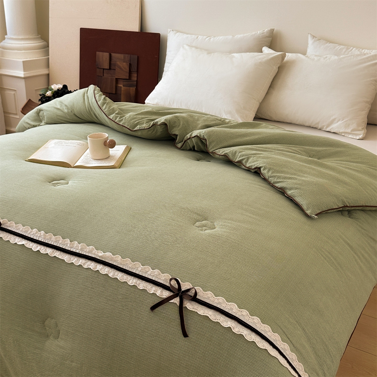 91家纺网 家纺一手货源 找家纺 梵蒂莎 2025新款花边蝴蝶结棉花被（场景1）素简蝶梦秋冬被四季被子被芯 素简蝶梦-果绿