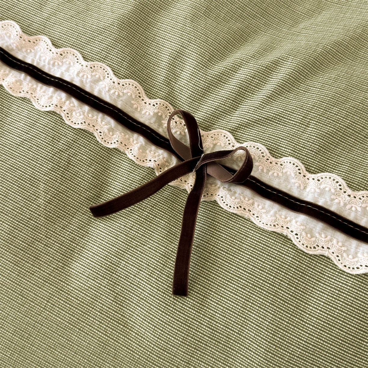 91家纺网 家纺一手货源 找家纺 梵蒂莎 2025新款花边蝴蝶结棉花被（场景1）素简蝶梦秋冬被四季被子被芯 素简蝶梦-果绿