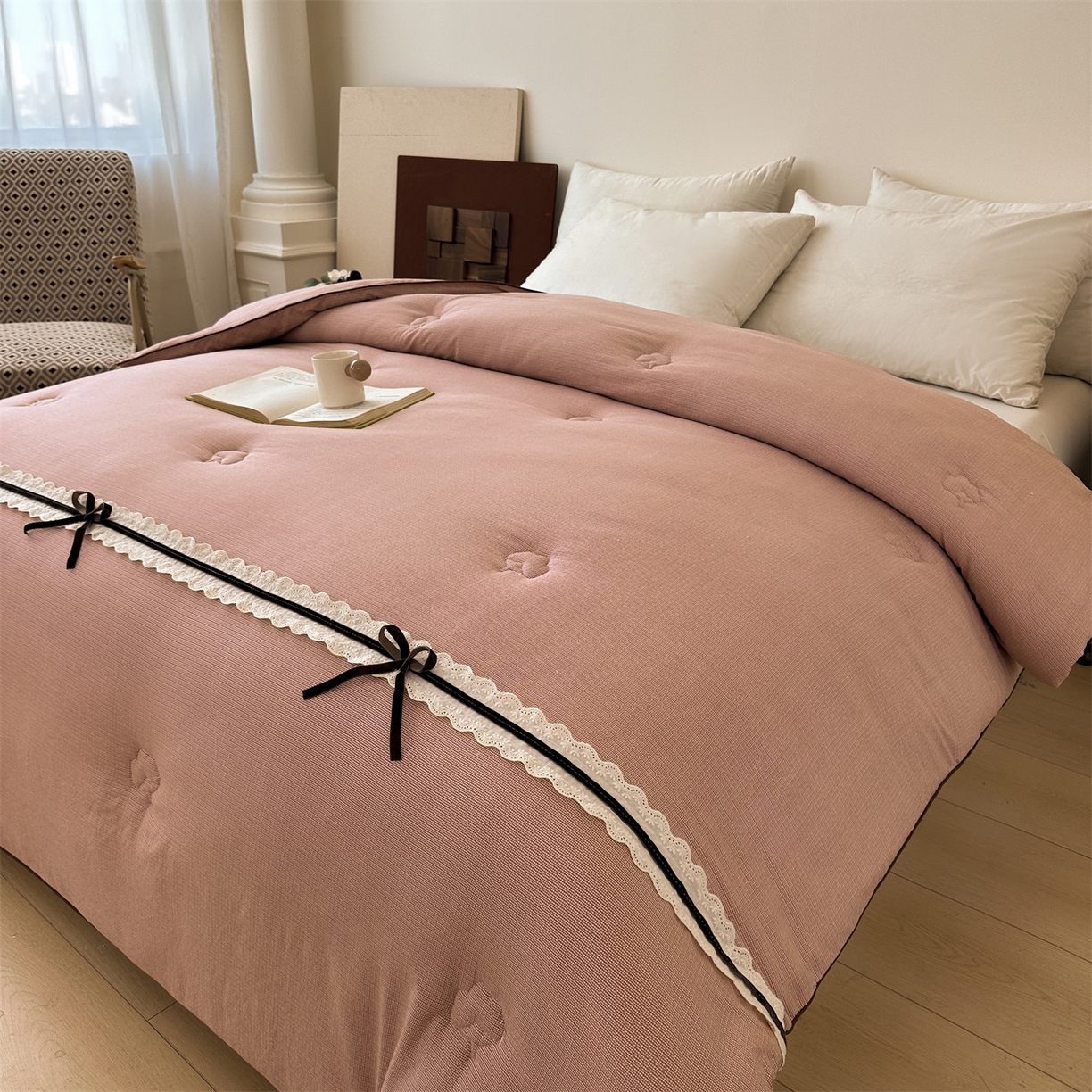 91家纺网 家纺一手货源 找家纺 （总）梵蒂莎 2025新款花边蝴蝶结棉花被（场景1）素简蝶梦秋冬被四季被子被芯