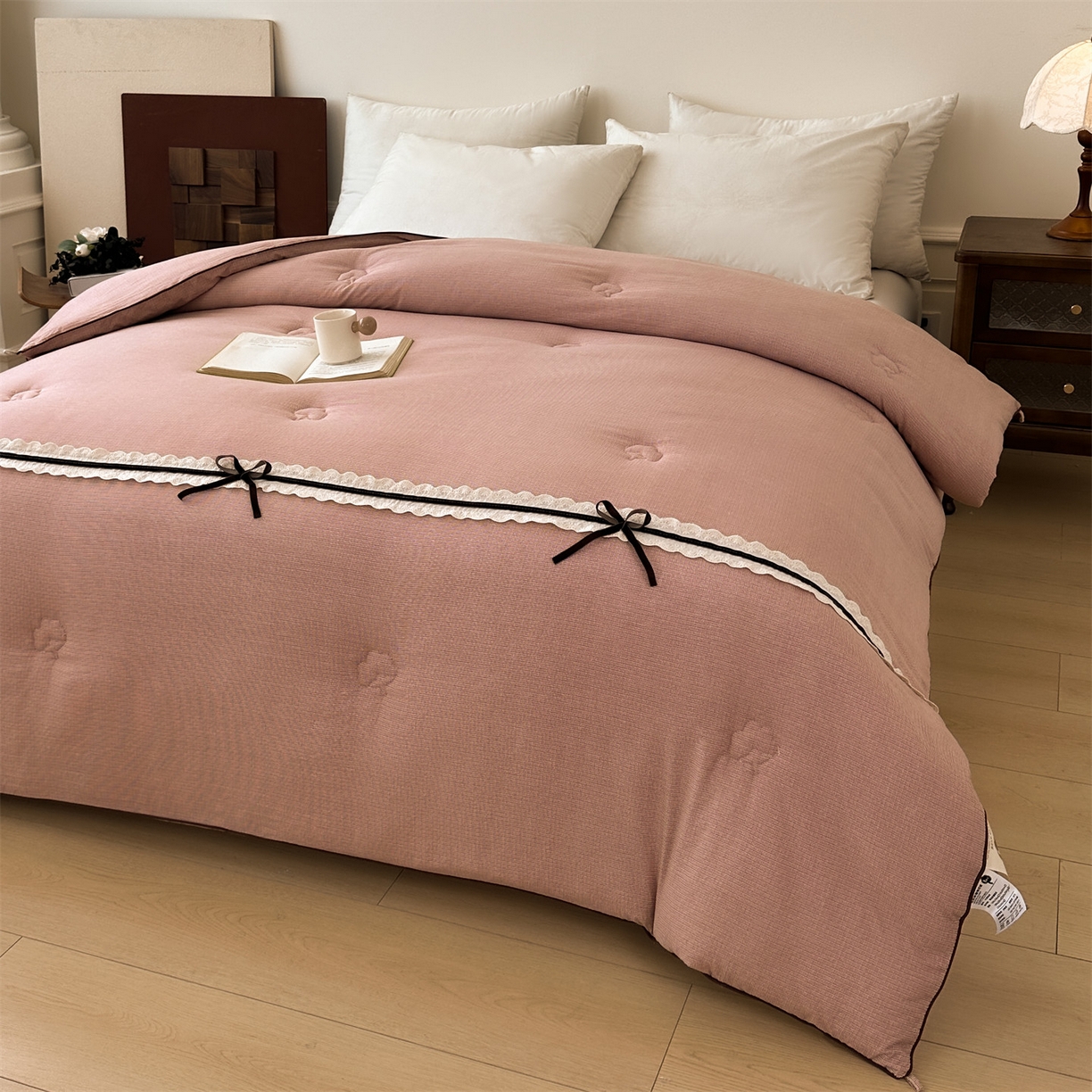 91家纺网 家纺一手货源 找家纺 （总）梵蒂莎 2025新款花边蝴蝶结棉花被（场景1）素简蝶梦秋冬被四季被子被芯