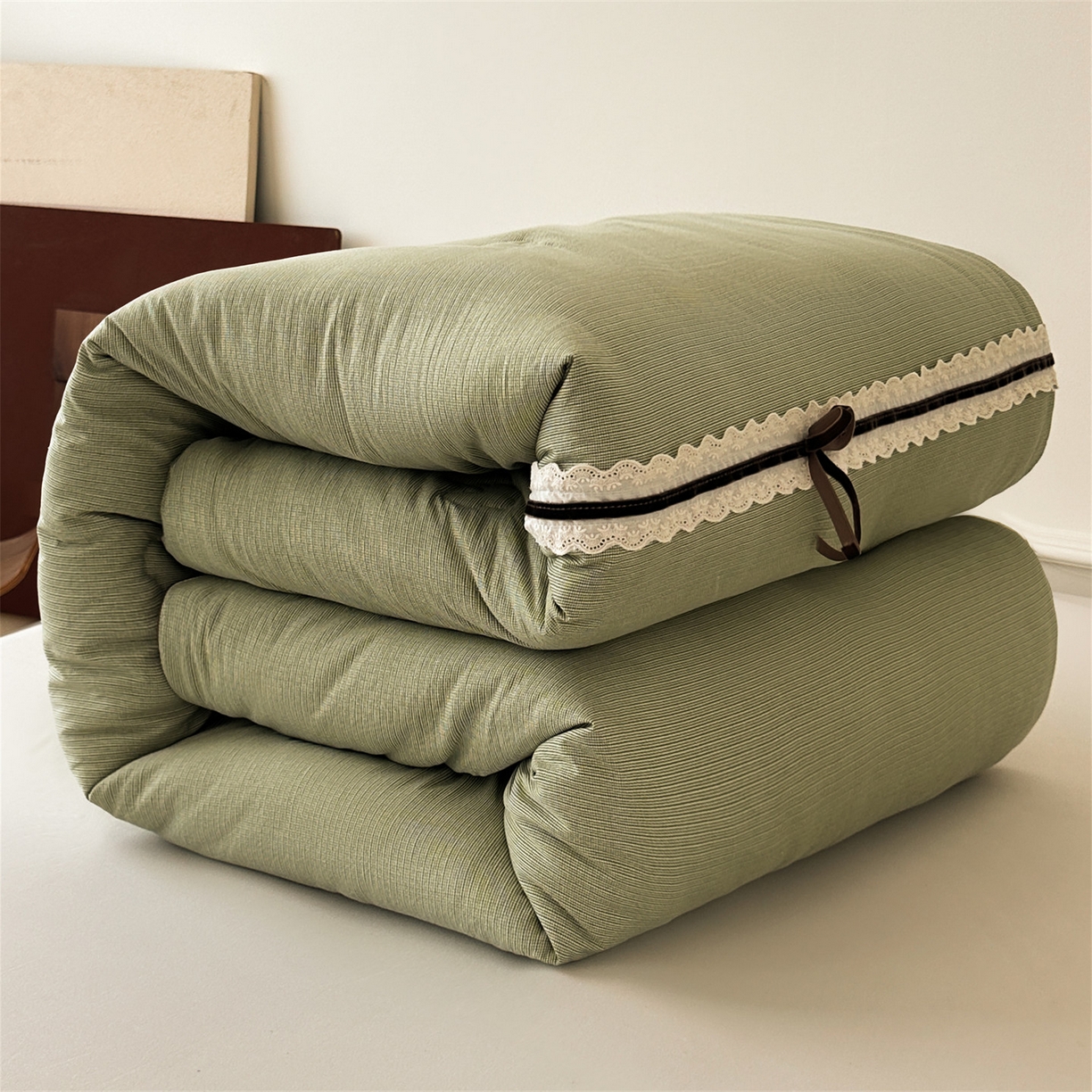 91家纺网 家纺一手货源 找家纺 梵蒂莎 2025新款花边蝴蝶结棉花被（场景1）素简蝶梦秋冬被四季被子被芯 素简蝶梦-果绿