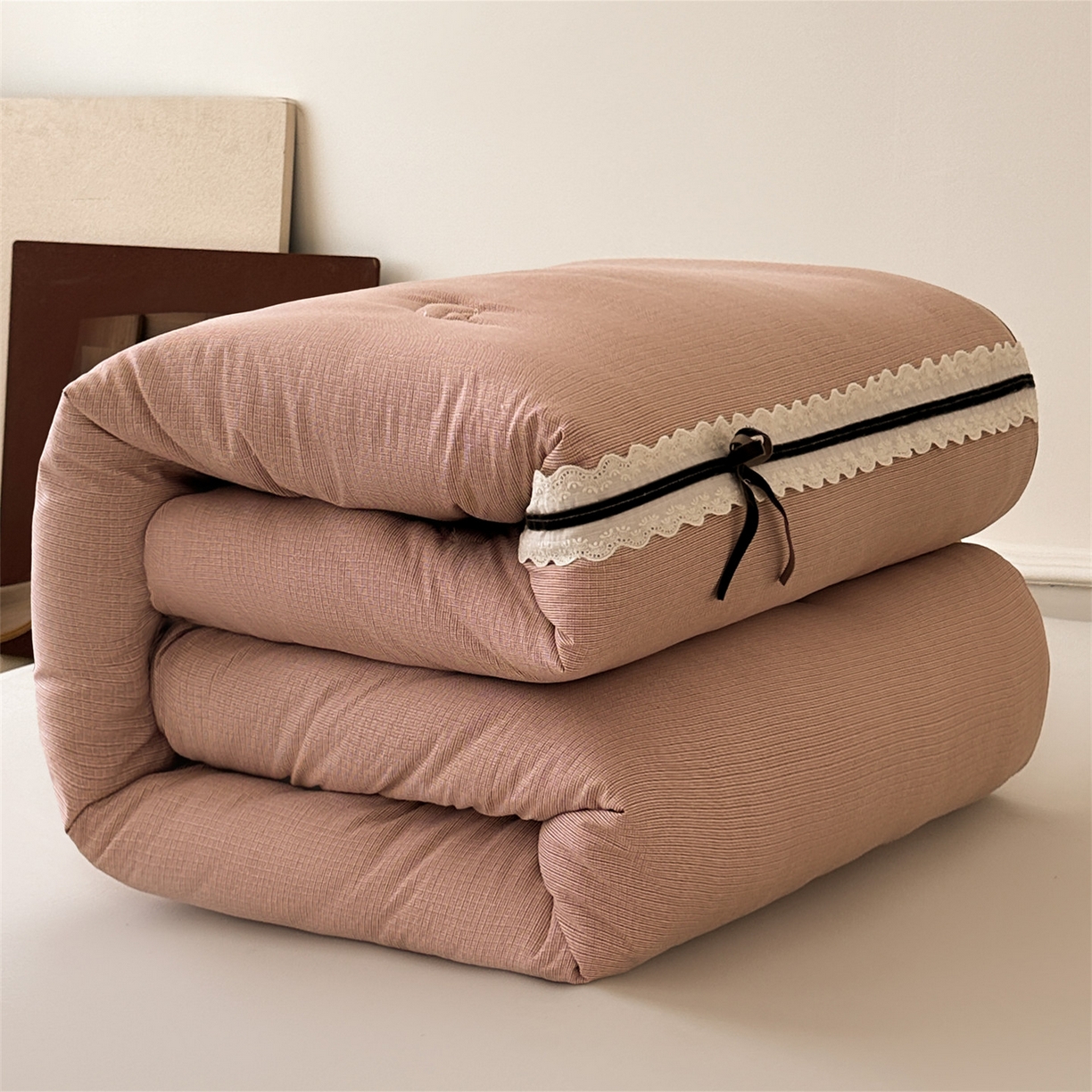 91家纺网 家纺一手货源 找家纺 （总）梵蒂莎 2025新款花边蝴蝶结棉花被（场景1）素简蝶梦秋冬被四季被子被芯