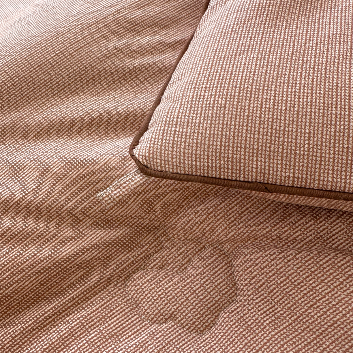 91家纺网 家纺一手货源 找家纺 （总）梵蒂莎 2025新款花边蝴蝶结棉花被（场景1）素简蝶梦秋冬被四季被子被芯