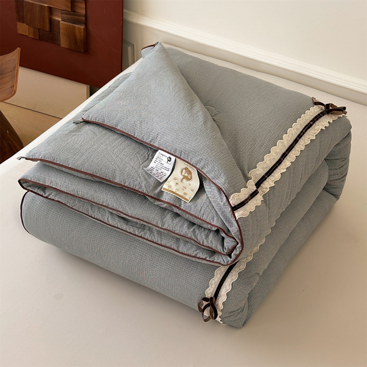 91家纺网 家纺一手货源 找家纺 梵蒂莎 2025新款花边蝴蝶结棉花被（场景1）素简蝶梦秋冬被四季被子被芯 素简蝶梦-云灰