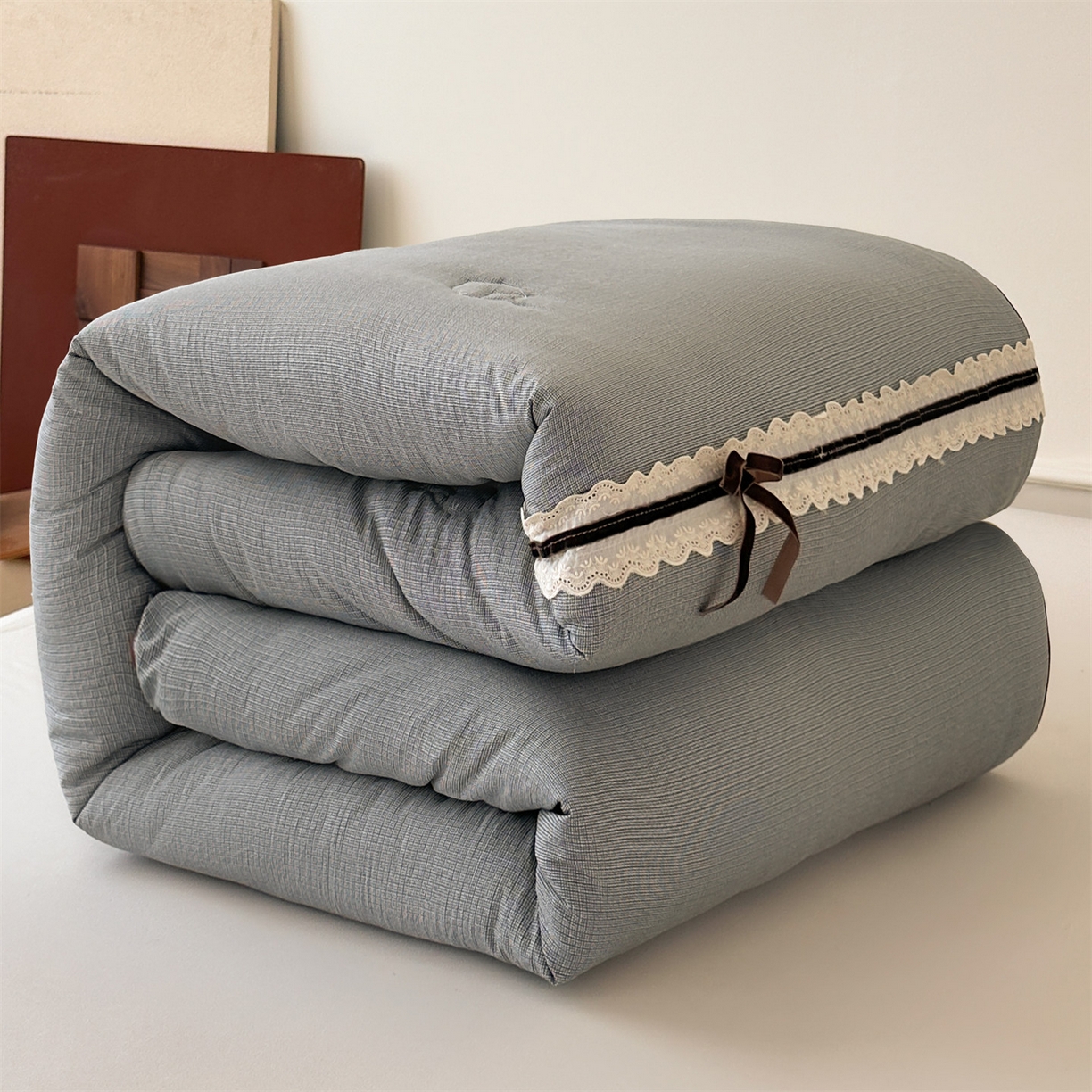 91家纺网 家纺一手货源 找家纺 梵蒂莎 2025新款花边蝴蝶结棉花被（场景1）素简蝶梦秋冬被四季被子被芯 素简蝶梦-云灰