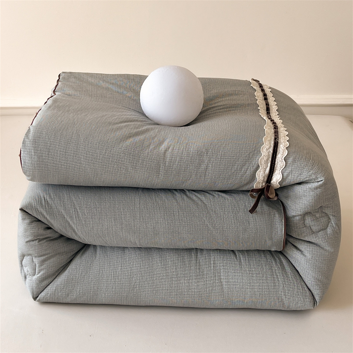 91家纺网 家纺一手货源 找家纺 梵蒂莎 2025新款花边蝴蝶结棉花被（场景1）素简蝶梦秋冬被四季被子被芯 素简蝶梦-云灰