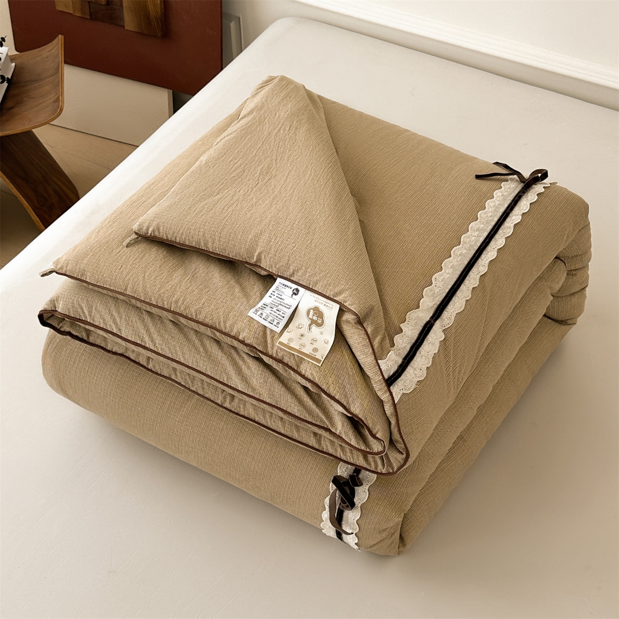 91家纺网 家纺一手货源 找家纺 梵蒂莎 2025新款花边蝴蝶结棉花被（场景1）素简蝶梦秋冬被四季被子被芯 素简蝶梦-卡其