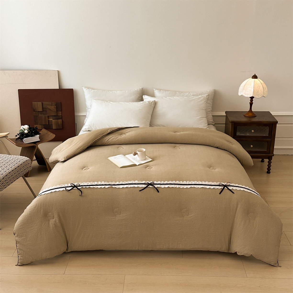 91家纺网 家纺一手货源 找家纺 梵蒂莎 2025新款花边蝴蝶结棉花被（场景1）素简蝶梦秋冬被四季被子被芯 素简蝶梦-卡其