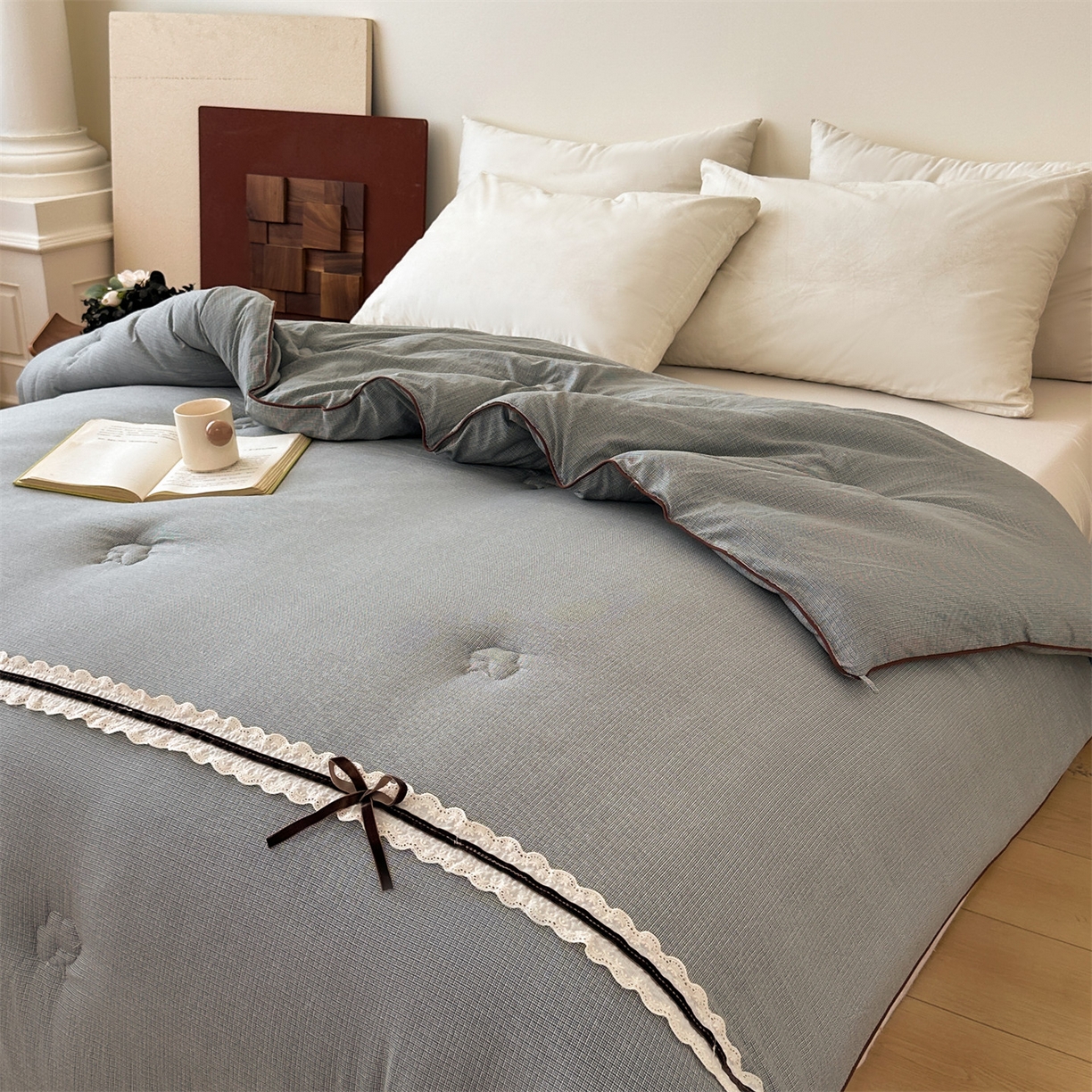 91家纺网 家纺一手货源 找家纺 梵蒂莎 2025新款花边蝴蝶结棉花被（场景1）素简蝶梦秋冬被四季被子被芯 素简蝶梦-云灰
