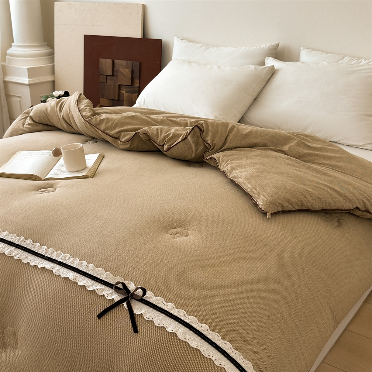 91家纺网 家纺一手货源 找家纺 梵蒂莎 2025新款花边蝴蝶结棉花被（场景1）素简蝶梦秋冬被四季被子被芯 素简蝶梦-卡其