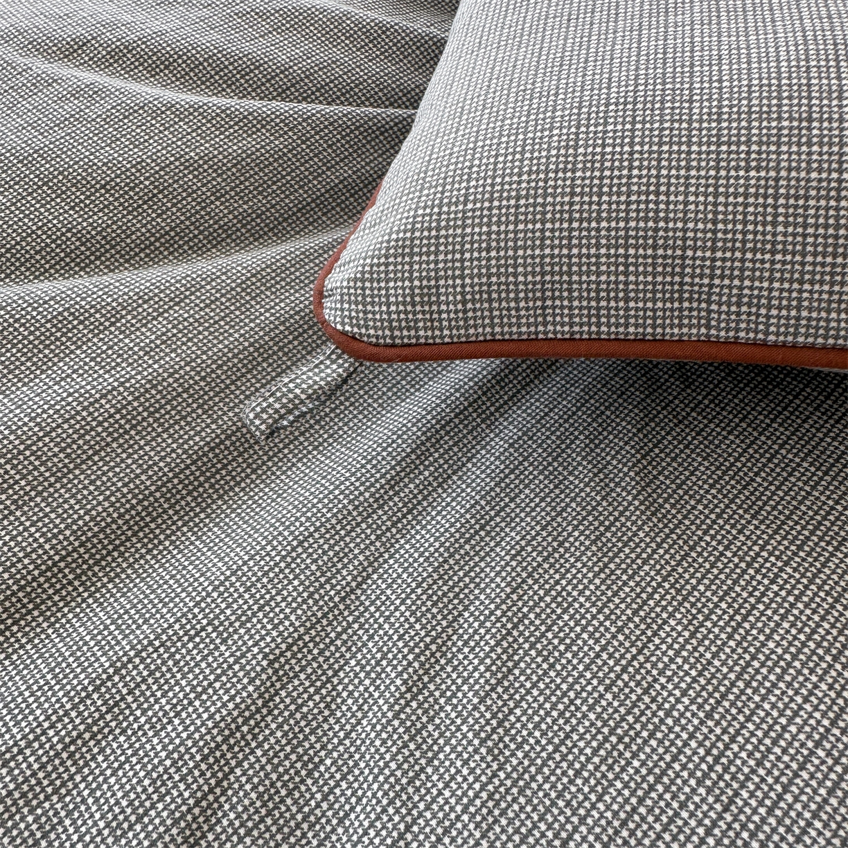 91家纺网 家纺一手货源 找家纺 梵蒂莎 2025新款花边蝴蝶结棉花被（场景1）素简蝶梦秋冬被四季被子被芯 素简蝶梦-云灰