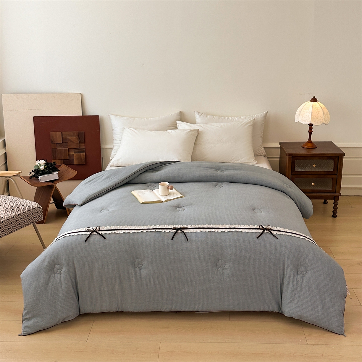 91家纺网 家纺一手货源 找家纺 梵蒂莎 2025新款花边蝴蝶结棉花被（场景1）素简蝶梦秋冬被四季被子被芯 素简蝶梦-云灰