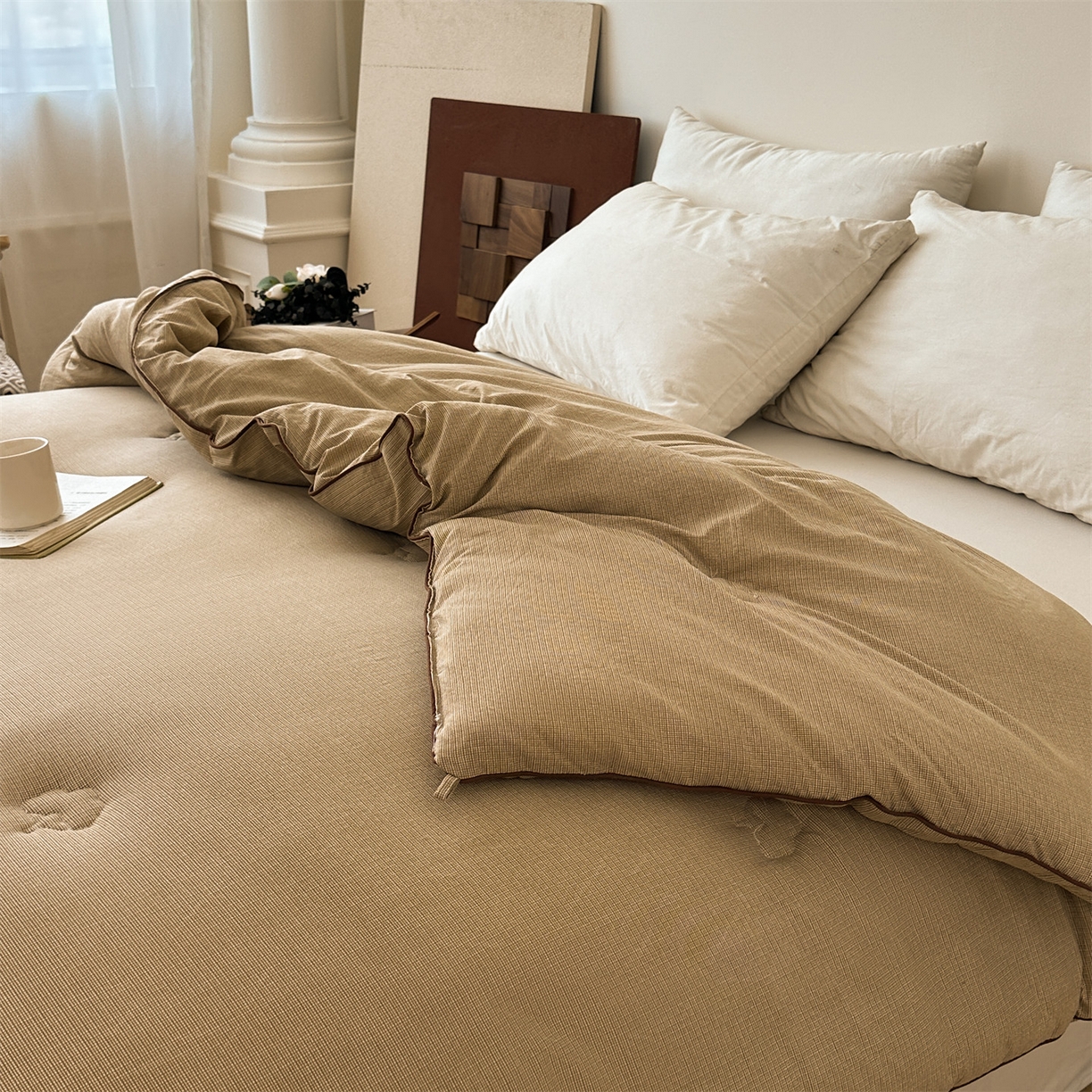 91家纺网 家纺一手货源 找家纺 梵蒂莎 2025新款花边蝴蝶结棉花被（场景1）素简蝶梦秋冬被四季被子被芯 素简蝶梦-卡其