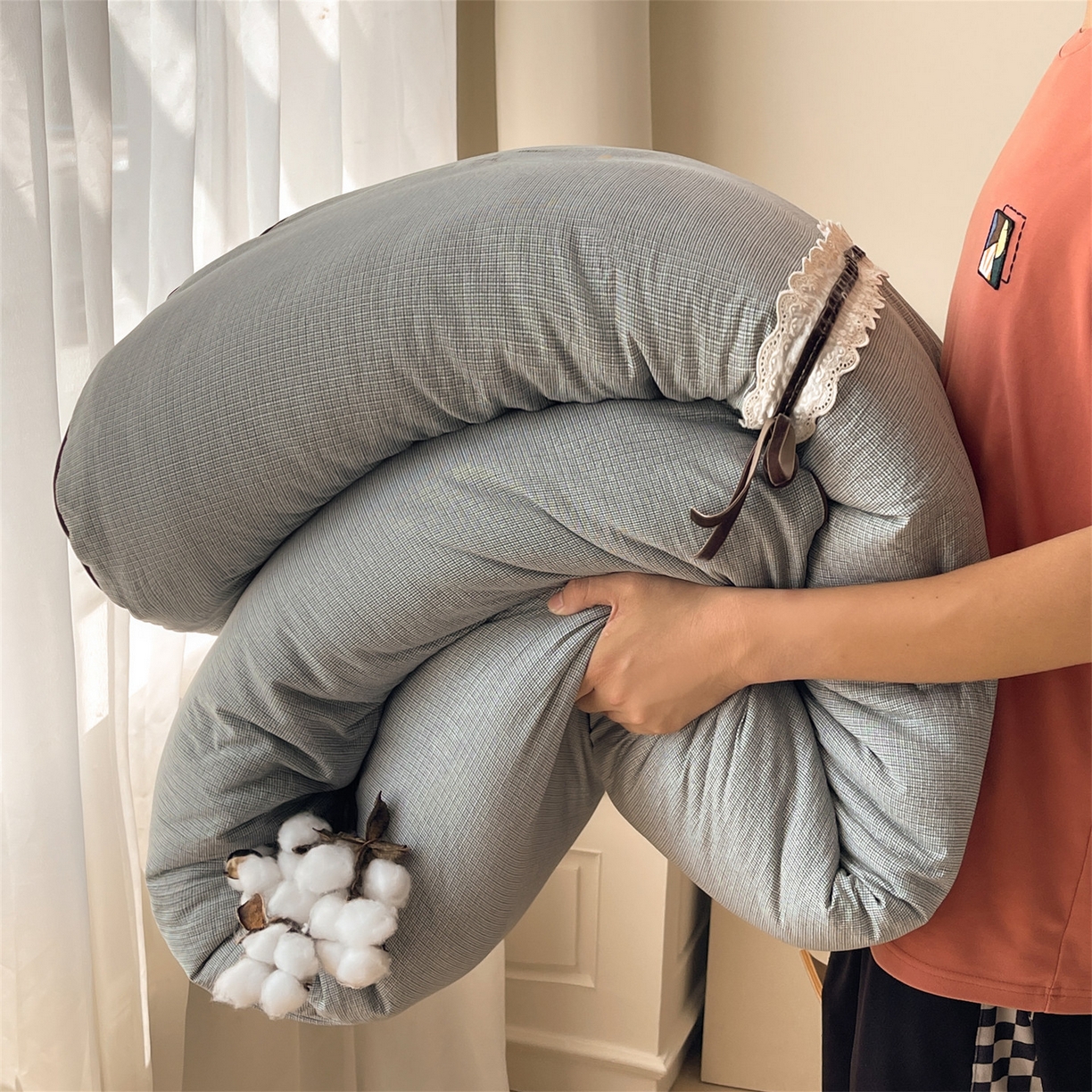 91家纺网 家纺一手货源 找家纺 梵蒂莎 2025新款花边蝴蝶结棉花被（场景1）素简蝶梦秋冬被四季被子被芯 素简蝶梦-云灰