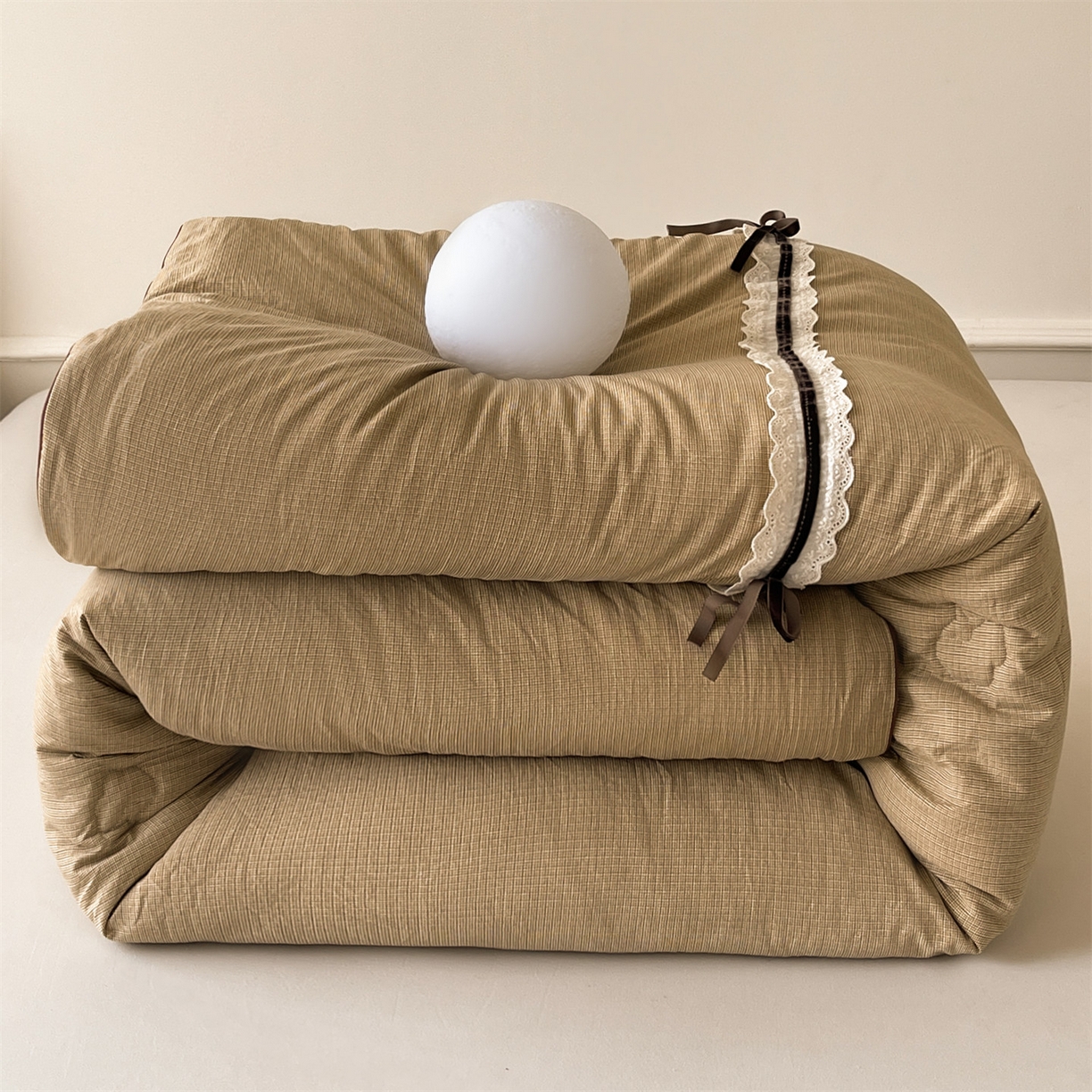 91家纺网 家纺一手货源 找家纺 梵蒂莎 2025新款花边蝴蝶结棉花被（场景1）素简蝶梦秋冬被四季被子被芯 素简蝶梦-卡其