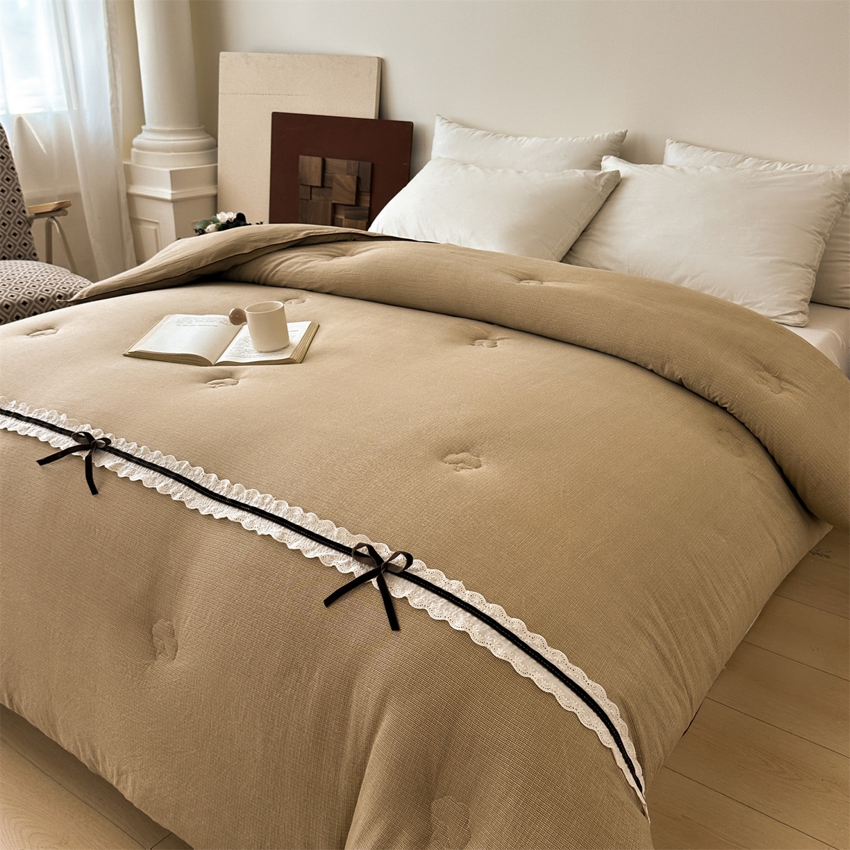 91家纺网 家纺一手货源 找家纺 梵蒂莎 2025新款花边蝴蝶结棉花被（场景1）素简蝶梦秋冬被四季被子被芯 素简蝶梦-卡其