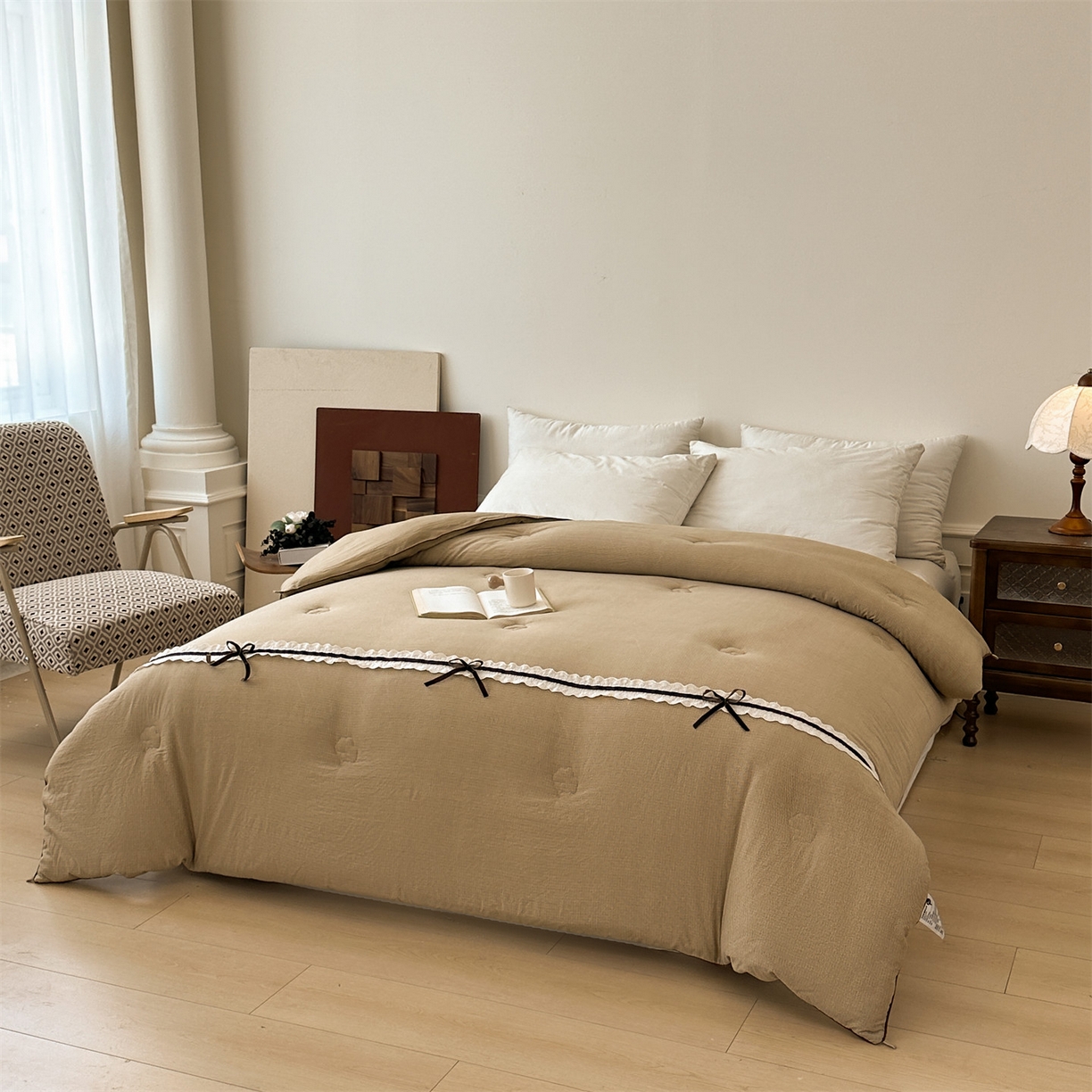 91家纺网 家纺一手货源 找家纺 梵蒂莎 2025新款花边蝴蝶结棉花被（场景1）素简蝶梦秋冬被四季被子被芯 素简蝶梦-卡其