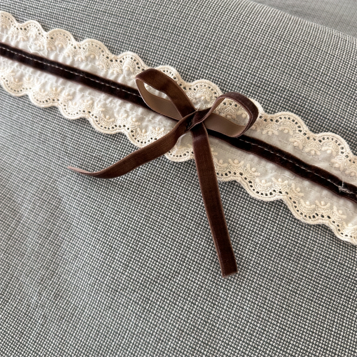 91家纺网 家纺一手货源 找家纺 梵蒂莎 2025新款花边蝴蝶结棉花被（场景1）素简蝶梦秋冬被四季被子被芯 素简蝶梦-云灰