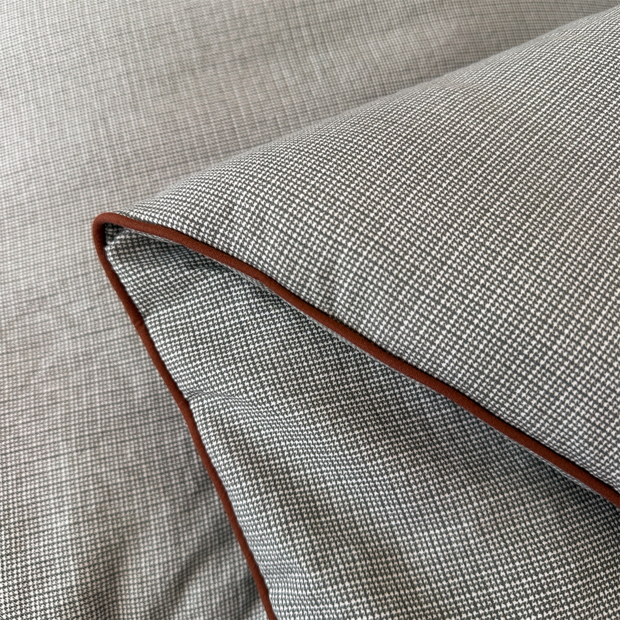 91家纺网 家纺一手货源 找家纺 梵蒂莎 2025新款花边蝴蝶结棉花被（场景1）素简蝶梦秋冬被四季被子被芯 素简蝶梦-云灰