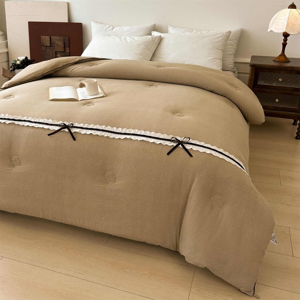 91家纺网 家纺一手货源 找家纺 梵蒂莎 2025新款花边蝴蝶结棉花被（场景1）素简蝶梦秋冬被四季被子被芯 素简蝶梦-卡其