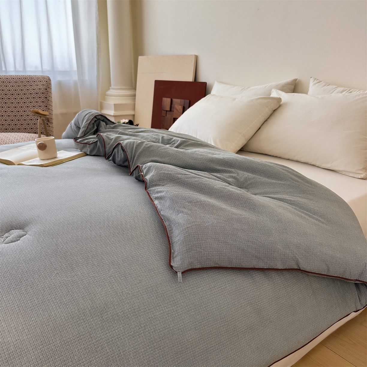 91家纺网 家纺一手货源 找家纺 梵蒂莎 2025新款花边蝴蝶结棉花被（场景1）素简蝶梦秋冬被四季被子被芯 素简蝶梦-云灰