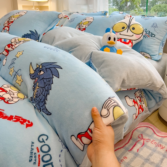 91家纺网 家纺一手货源 找家纺 云恋家纺 2025新款亲肤舒适卡通牛奶绒活性印染四件套 奥特曼打怪兽-浅蓝