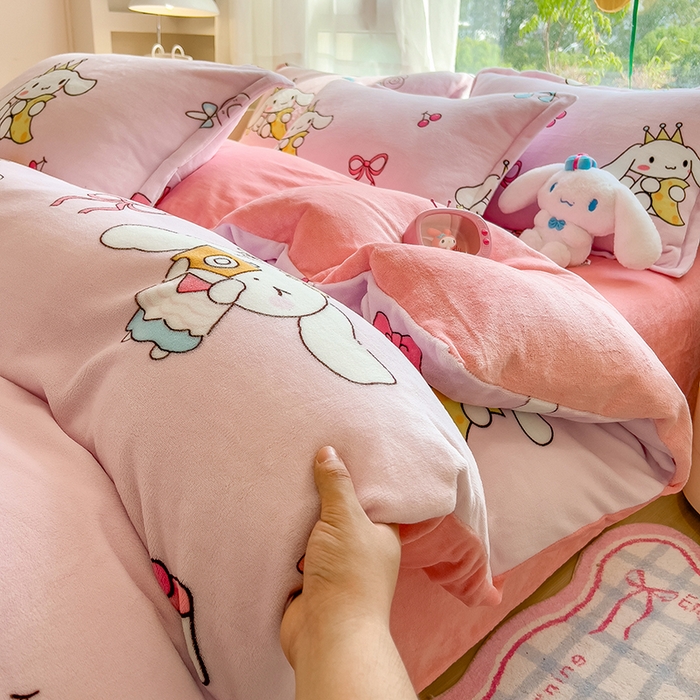 云恋家纺 2025新款亲肤舒适卡通牛奶绒活性印染四件套 甜甜玉桂狗-粉色