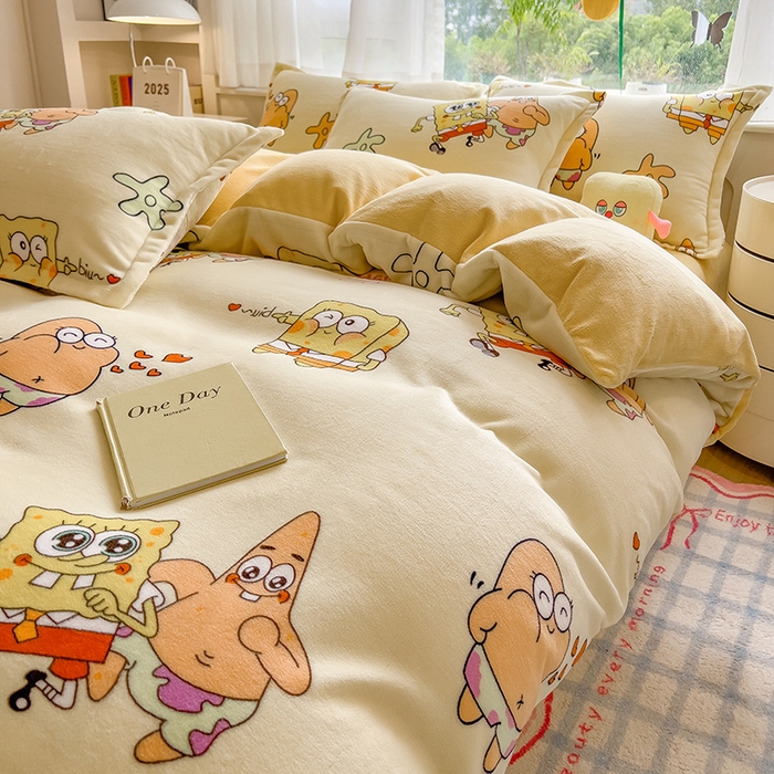 91家纺网 家纺一手货源 找家纺 云恋家纺 2025新款亲肤舒适卡通牛奶绒活性印染四件套 兄弟海绵宝宝-黄色