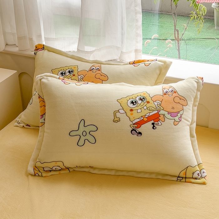 91家纺网 家纺一手货源 找家纺 云恋家纺 2025新款亲肤舒适卡通牛奶绒活性印染四件套 兄弟海绵宝宝-黄色