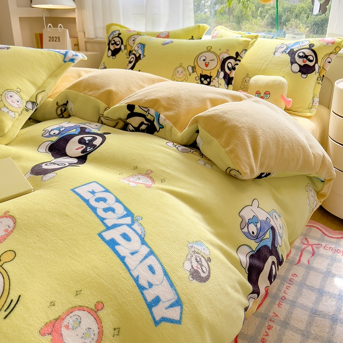 91家纺网 家纺一手货源 找家纺 云恋家纺 2025新款亲肤舒适卡通牛奶绒活性印染四件套 蛋仔家族-黄色