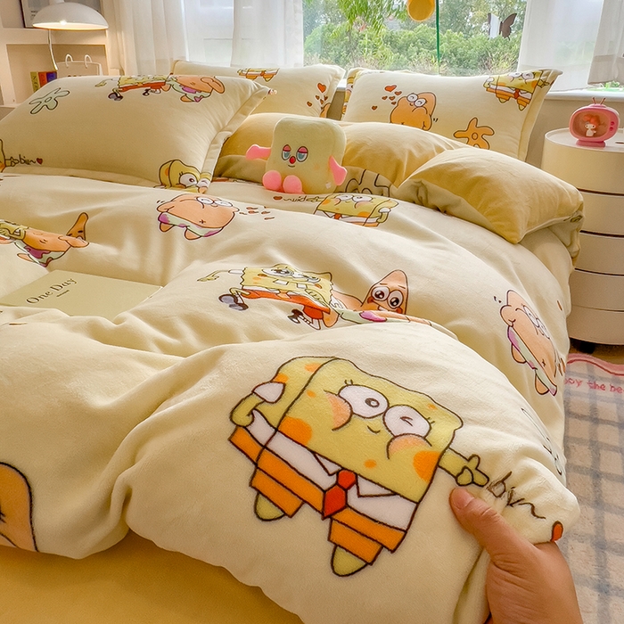 91家纺网 家纺一手货源 找家纺 云恋家纺 2025新款亲肤舒适卡通牛奶绒活性印染四件套 兄弟海绵宝宝-黄色